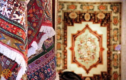 تصویر 2 از فرش ابریشمی دستبافت + در تنوع بالا